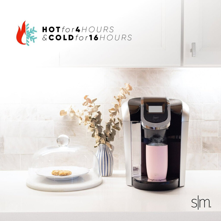 voyager-tumbler med genomskinligt lock och sugrör